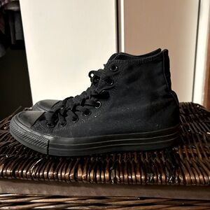 Women’s converse all black. Size 8.5 
Worn but in good condition.